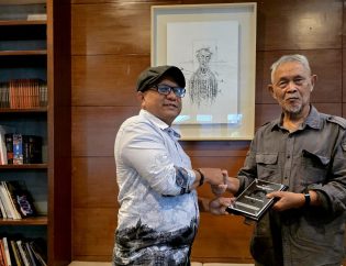 Goenawan Mohamad memberikan plakat penghargaan Pogau Award kepada Christ Belseran di Salihara, Jakarta
