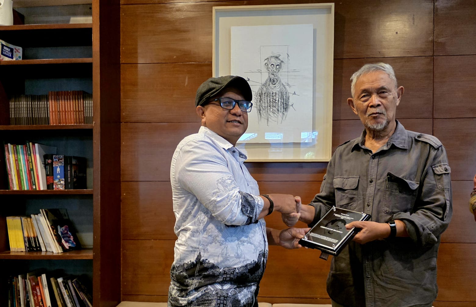 Goenawan Mohamad memberikan plakat penghargaan Pogau Award kepada Christ Belseran di Salihara, Jakarta